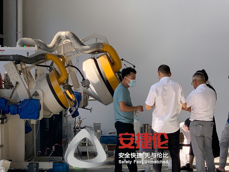 上?？蛻魠⒂^噴膠機、滾噴機 (4)