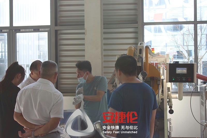 上?？蛻魠⒂^噴膠機、滾噴機 (2)