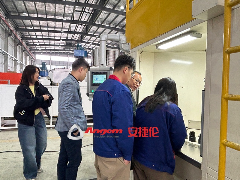 橡膠減震噴膠機3