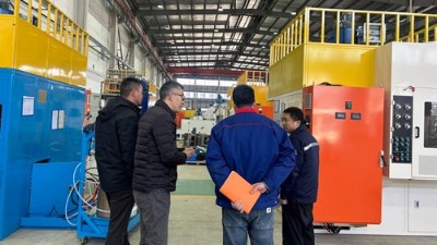 江蘇汽車零部件客戶 現(xiàn)場(chǎng)驗(yàn)收減震器骨架噴膠機(jī)
