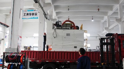 揚州客戶自動噴膠機發(fā)貨了，你也想要一臺嗎？